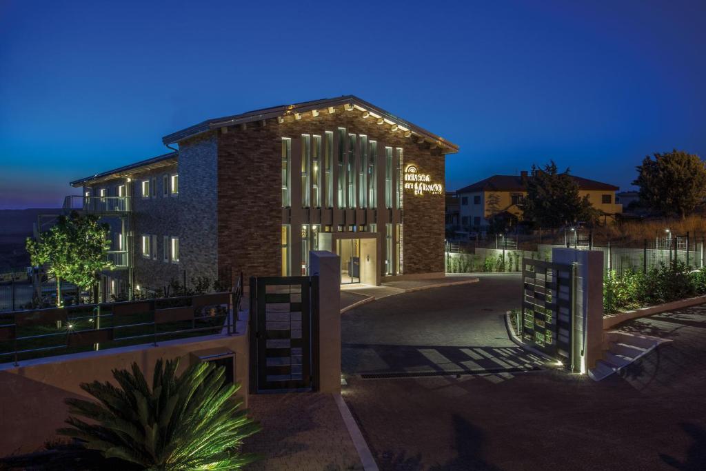 un gran edificio de ladrillo con luces encendidas por la noche en Hotel Dimora Del Monaco en Matera