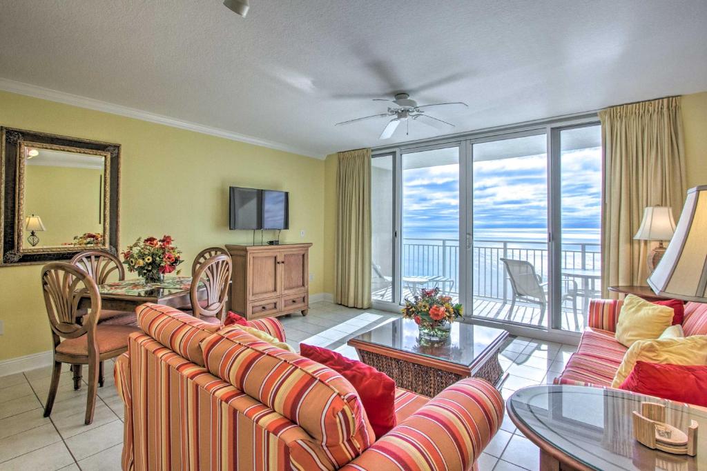 sala de estar con sofá y mesa en Beachfront Condo with Emerald Beach Resort Amenities en Panama City Beach