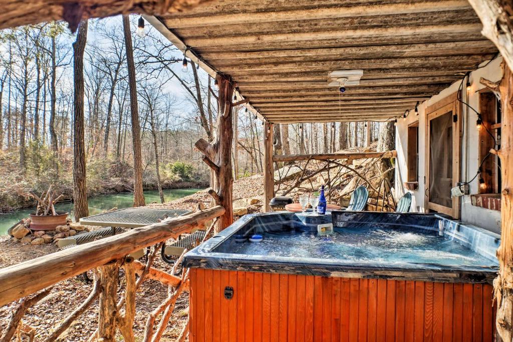 eine große Whirlpool-Badewanne in einem Haus im Wald in der Unterkunft The Treehouse Cabin Creekside Home with Hot Tub! in Summerville