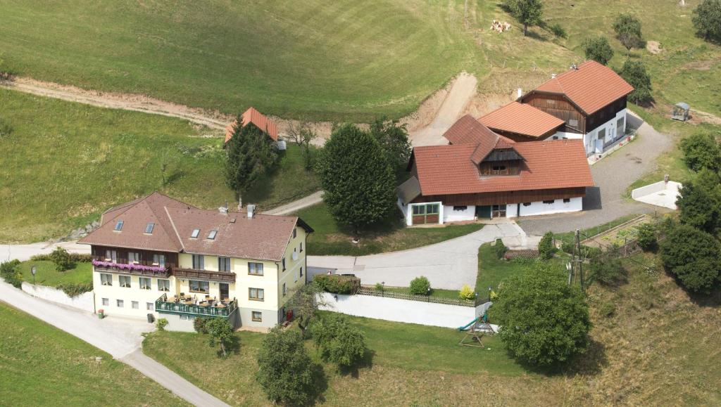 an overhead view of a large house with a driveway at Landgasthof Hasbauer in Klein Sankt Paul