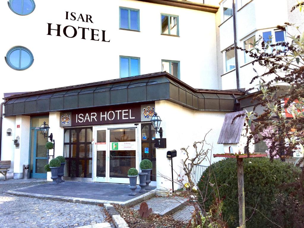 um sinal para um hotel em frente a um edifício em Isar Hotel em Freising