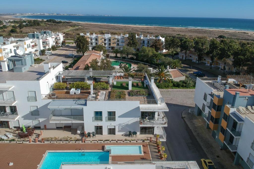 uma vista aérea das casas e da praia em Aquamarina Lagos Apartment em Lagos