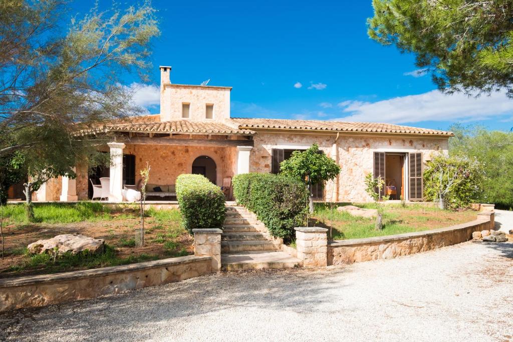 una casa de piedra con una escalera delante de ella en Mallorca Dream, en Ses Salines