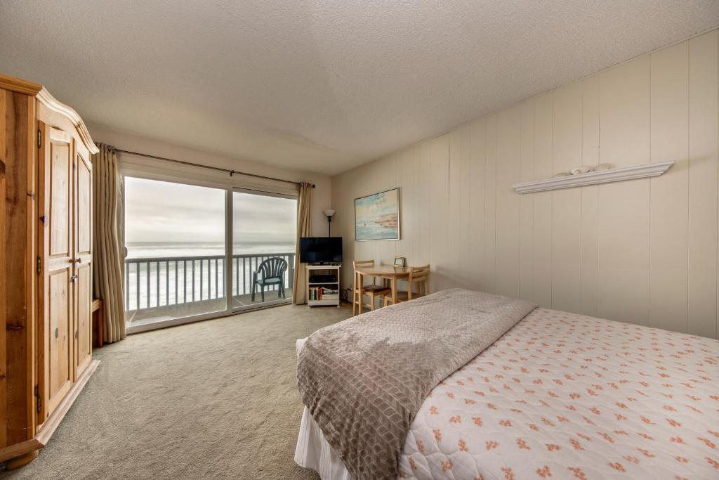 Postel nebo postele na pokoji v ubytování Pacific Sands Resort
