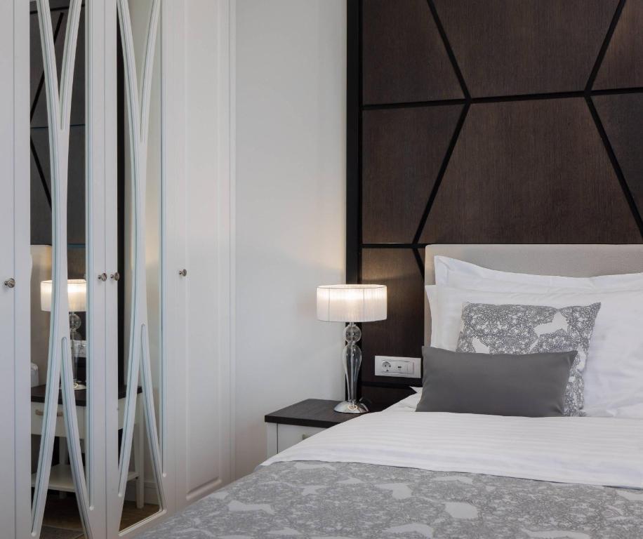 Postel nebo postele na pokoji v ubytování Ellure Luxury Suites
