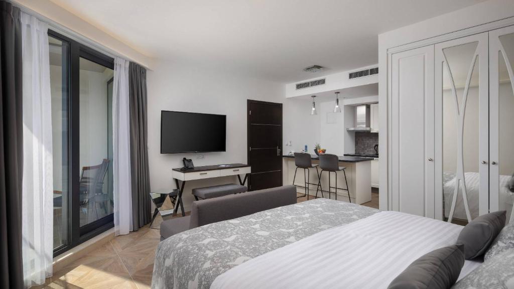 TV a/nebo společenská místnost v ubytování Ellure Luxury Suites