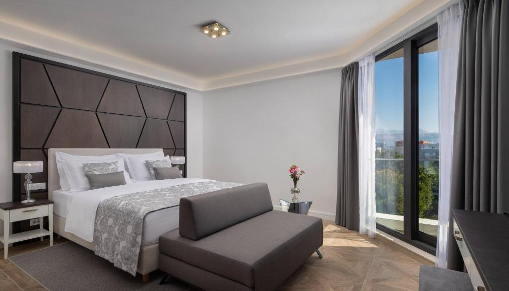 Ellure Luxury Suites - 18