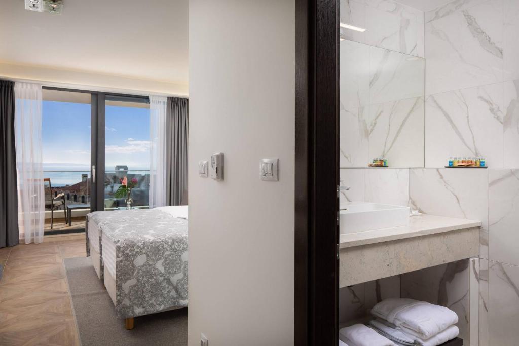 Ellure Luxury Suites - 16