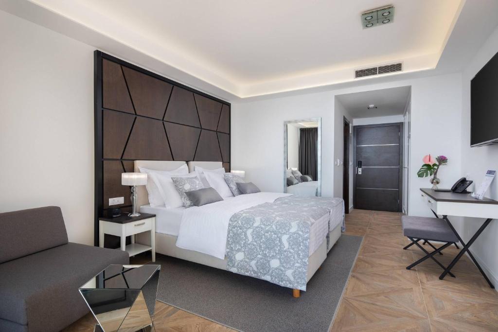 Postel nebo postele na pokoji v ubytování Ellure Luxury Suites