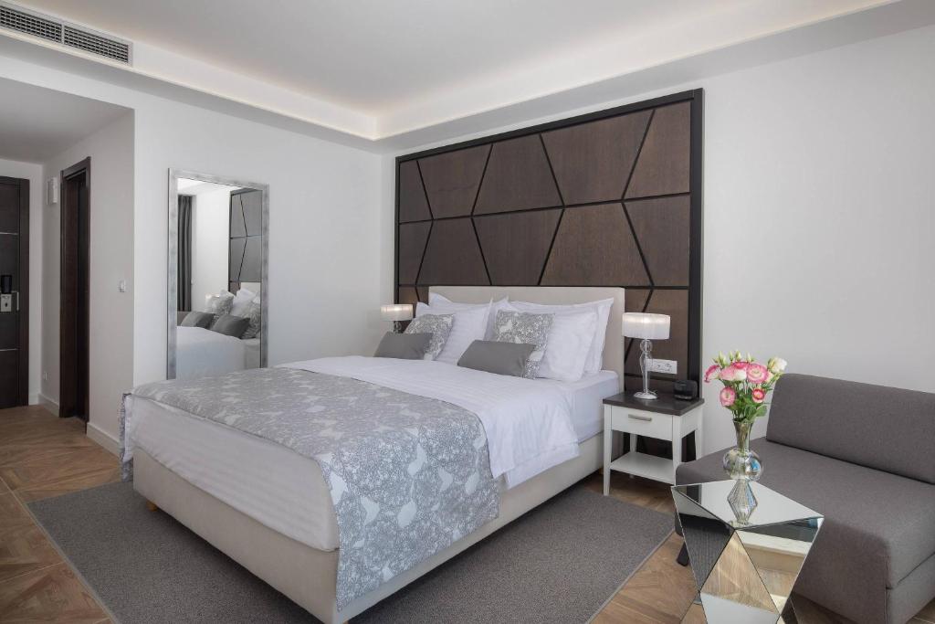 Postel nebo postele na pokoji v ubytování Ellure Luxury Suites
