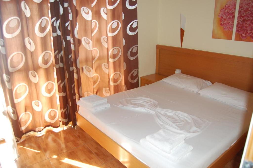 Postel nebo postele na pokoji v ubytování Hotel Ramosaco, Radhimë, Vlorë