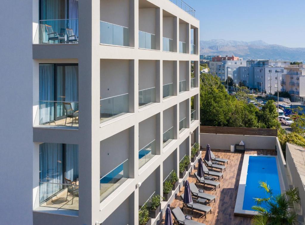 Bazén v ubytování Ellure Luxury Suites nebo v jeho okolí