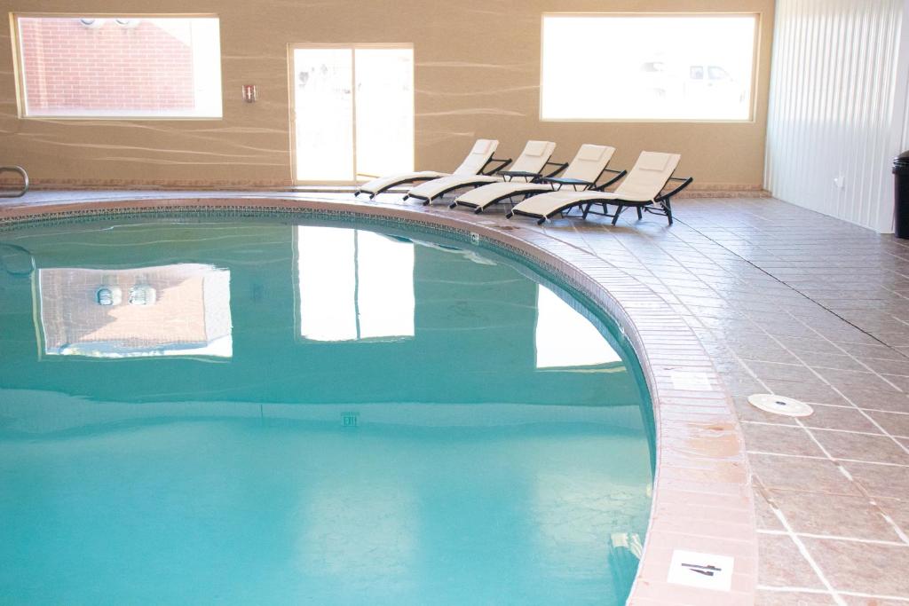 Bazén v ubytování Quality Inn Vernal near Dinosaur National Monument nebo v jeho okolí