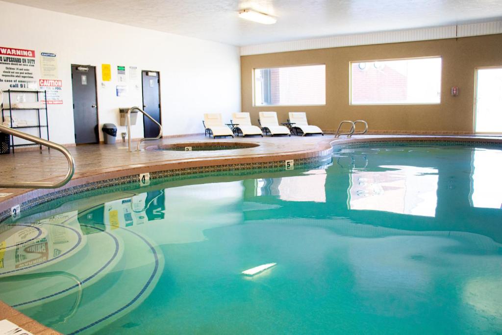 Bazén v ubytování Quality Inn Vernal near Dinosaur National Monument nebo v jeho okolí