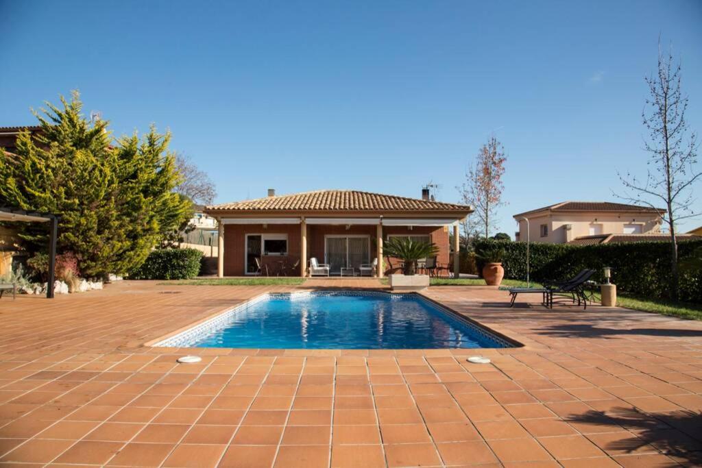 a house with a swimming pool in a yard at Casa Bella con piscina in Caldes de Montbui