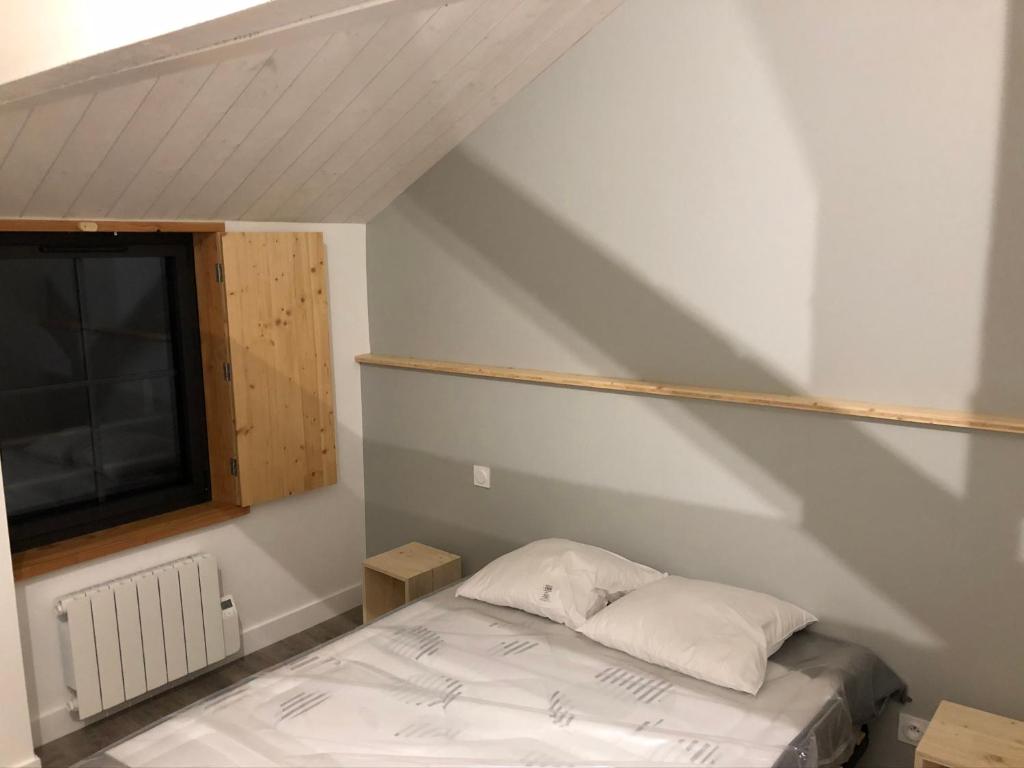 Una cama o camas en una habitaci&oacute;n de Logis de la Tonnellerie