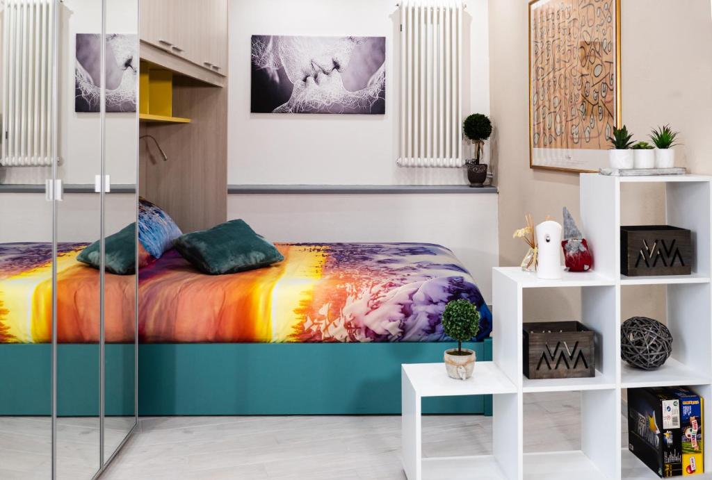 een slaapkamer met een bed in een kamer bij Minihouse Lisa CIR 0005 in Hone