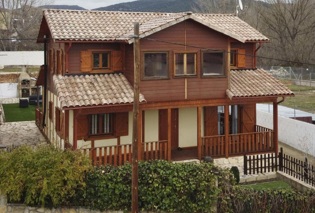 Casa de madera grande con porche en La cabaña del bosque, en Villalba de la Sierra
