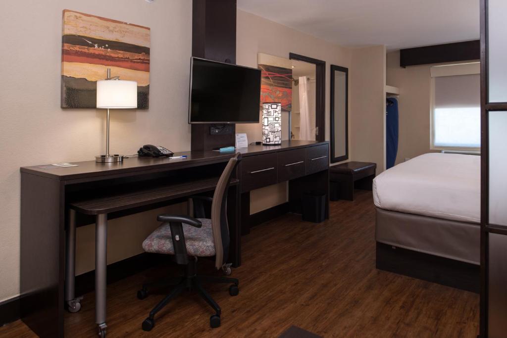 Holiday Inn Express & Suites San Antonio Medical Center North, an IHG Hotel - 