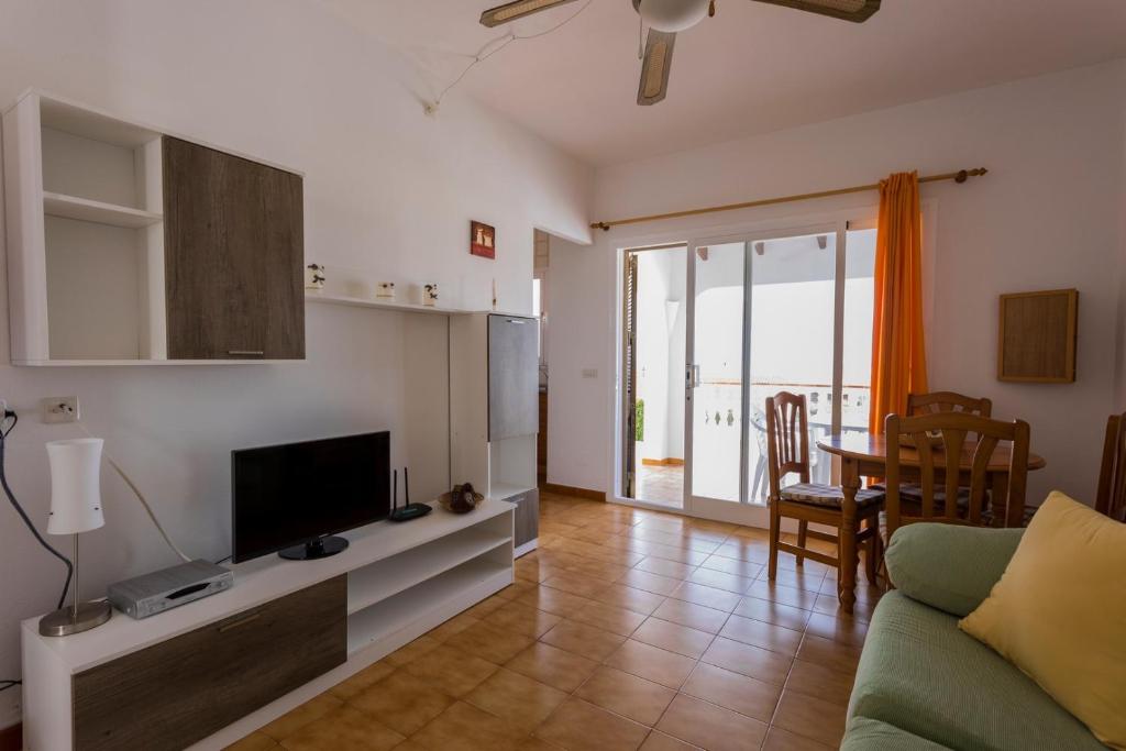 salon z kanapą i telewizorem w obiekcie Villas 84 Est & Oest, Son Bou By MENORCARENTALS w Son Bou