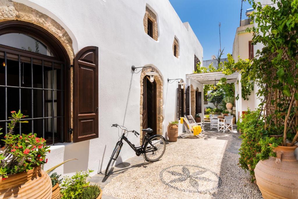 een fiets geparkeerd buiten een gebouw bij Villa dei Ciottoli in Rhodos-stad
