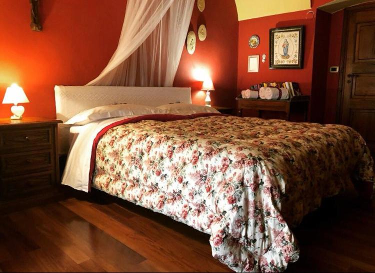 ドルチェアックアにあるStecadó - PreaRundaの赤い壁のベッドルーム1室(大型ベッド1台付)