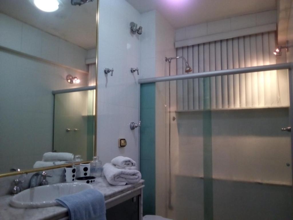  COPACABANA 3 quartos com ar cond GARAGEM a 2 qds da praia