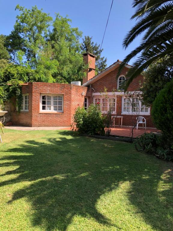 una casa de ladrillo rojo con un gran patio en Chalet Mar del Plata en Mar del Plata