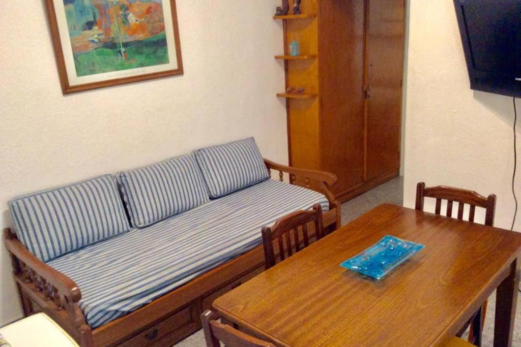 sala de estar con sofá y mesa en Depto. frente a Playa Varese con cochera en Mar del Plata