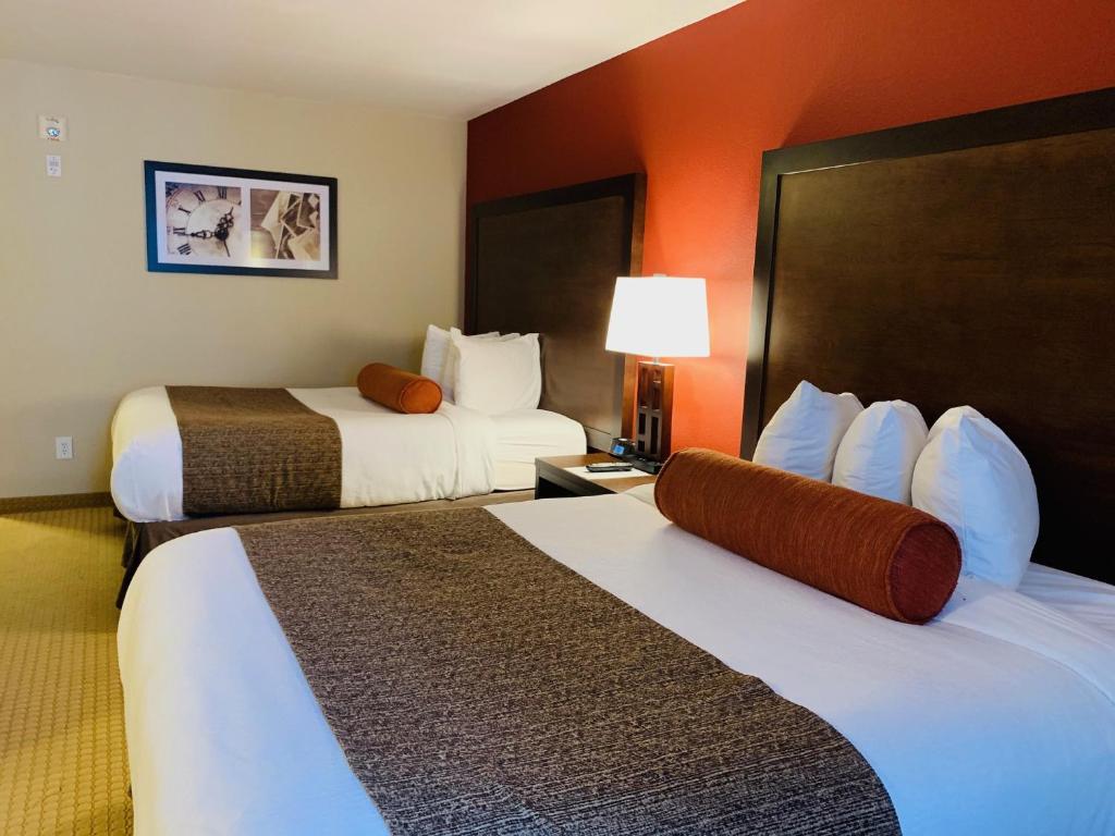 Postel nebo postele na pokoji v ubytování The Kanata Inns Invermere