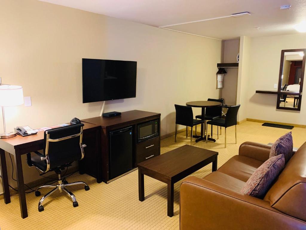 TV a/nebo společenská místnost v ubytování The Kanata Inns Invermere