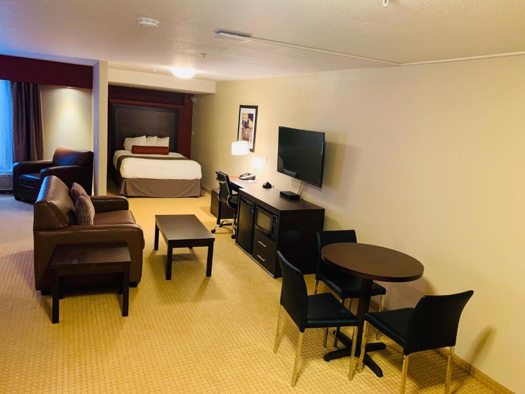 TV a/nebo společenská místnost v ubytování The Kanata Inns Invermere
