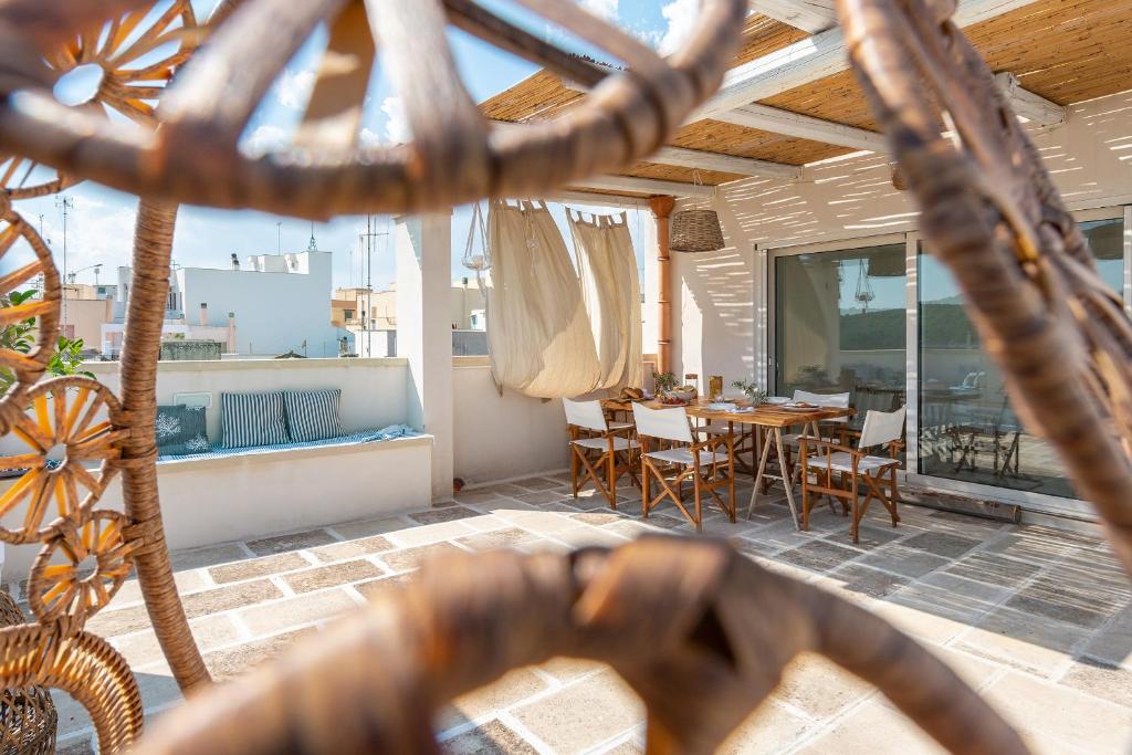 patio con mesa y sillas en el balcón en Dimora Otrantina en Otranto