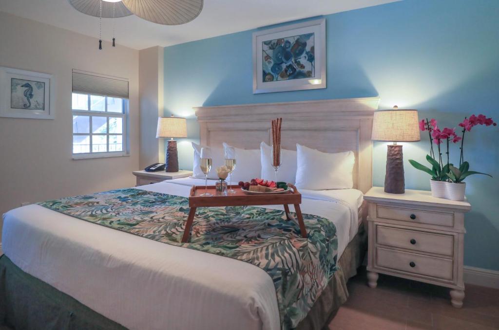 Postel nebo postele na pokoji v ubytování Ocean Pointe Suites at Key Largo
