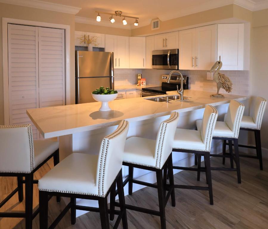 Kuchyň nebo kuchyňský kout v ubytování Ocean Pointe Suites at Key Largo
