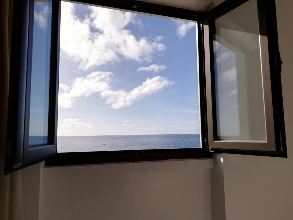 Uma vista do mar geral ou uma vista do mar a partir do apartamento
