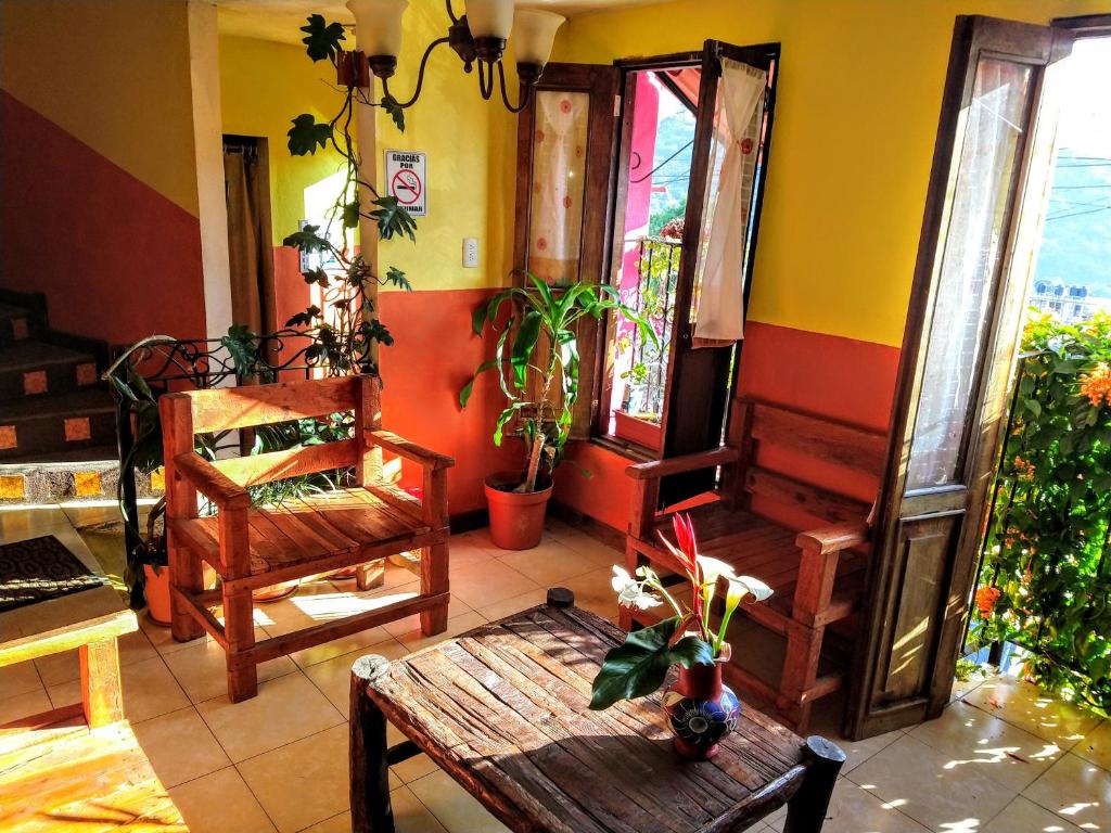sala de estar con banco y mesa en Posada "Jardin Huasteca Xilitla", en Xilitla