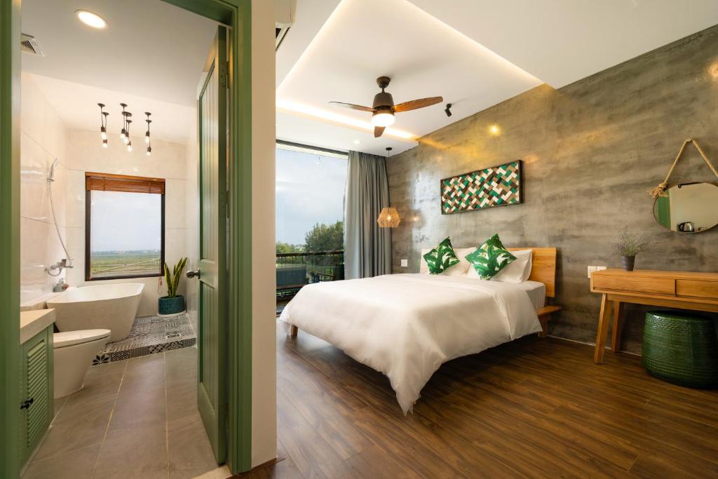 Tempat tidur dalam kamar di Paddy Boutique House Hoian