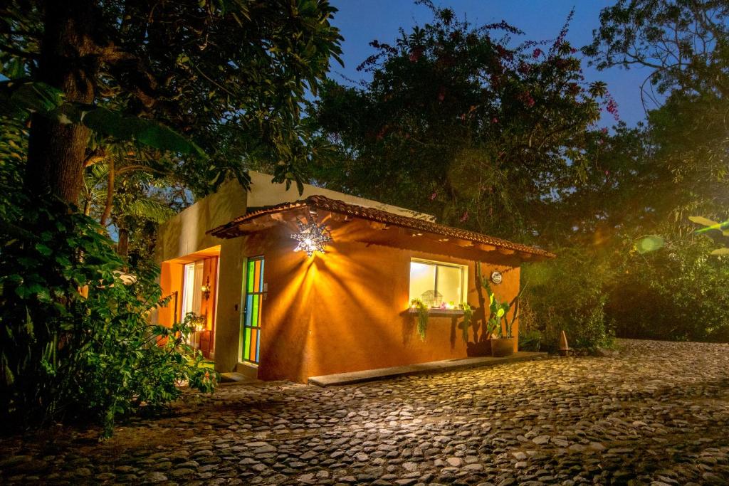 Htl & Villas Comala, alberca , parking, céntricas, Petfriendly - Villa Con Vista Al Jardín