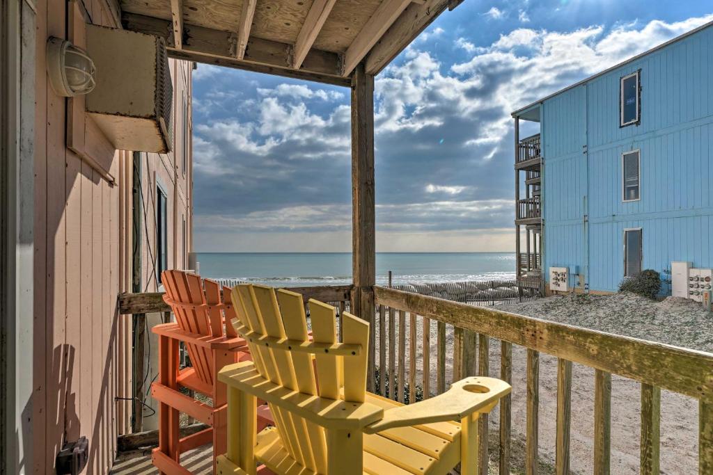 2 sillas sentadas en un balcón con vistas a la playa en Oceanfront Topsail Beach Retreat - Steps to Shore!, en North Topsail Beach