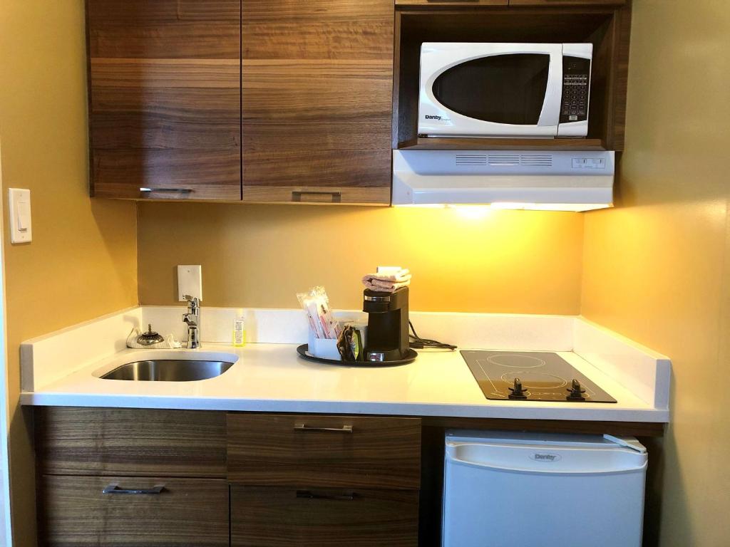 Una cocina o zona de cocina en Best Western Plus Suites Downtown Calgary