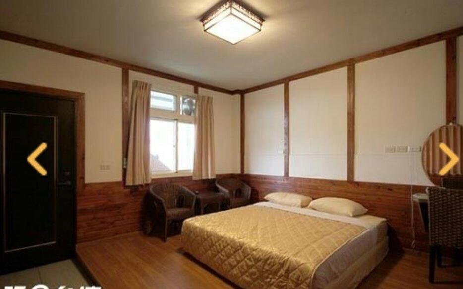 sypialnia z łóżkiem, biurkiem i oknem w obiekcie Yuan Fang Homestay w mieście Fanlu