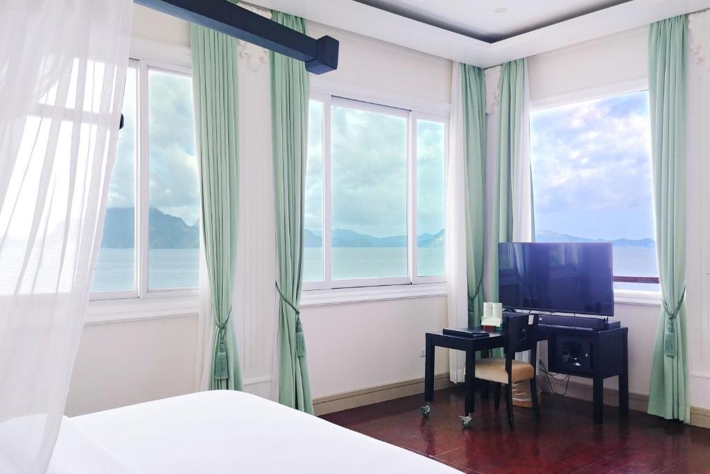 TV a/nebo společenská místnost v ubytování Matinloc Island Resort