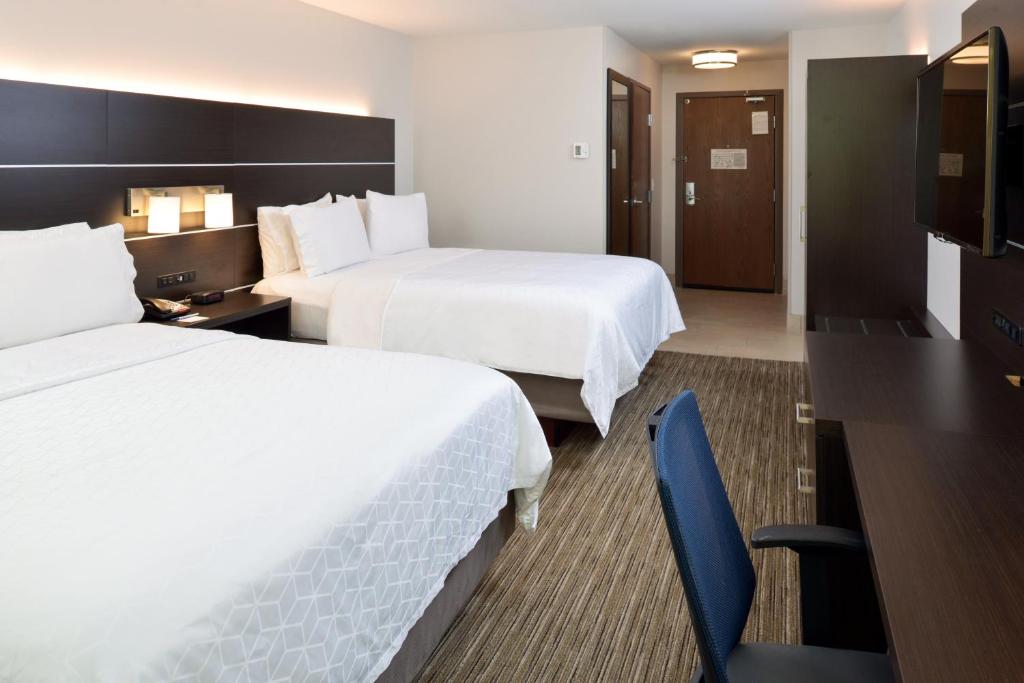 Holiday Inn Express & Suites Pueblo by IHG - 大号床套房 - 带两张大号床和沙发床