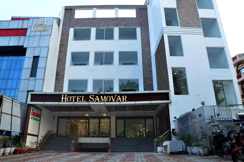 un edificio de hotel más elegante con un signo de sándwich de hotel en él en Hotel Samovar, en Agra