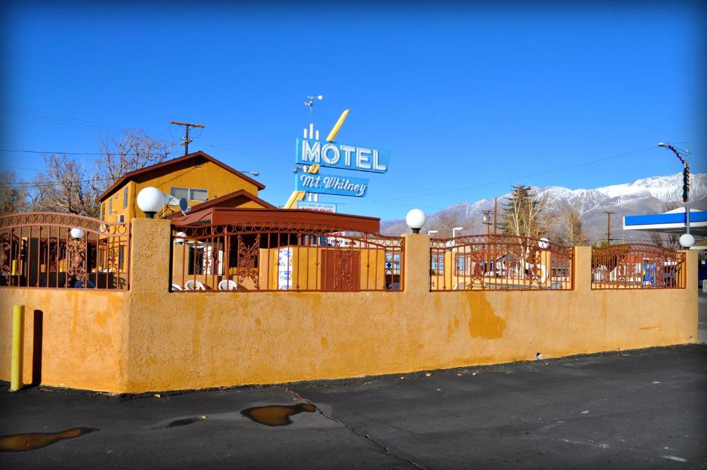 een gebouw met een motelbord erop bij Mount Whitney Motel in Lone Pine