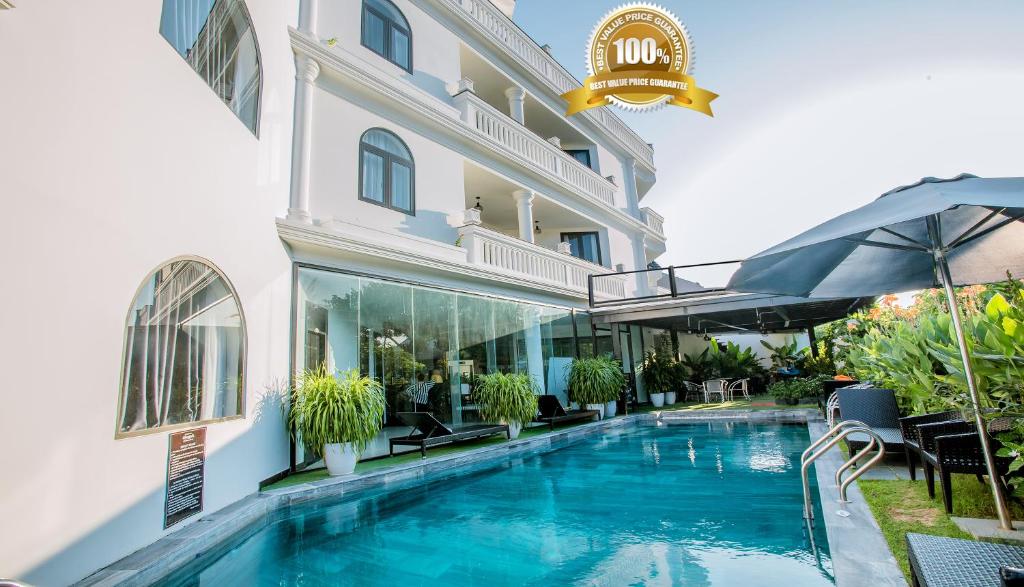Bazén v ubytování Hoianation Villas Hotel nebo v jeho okolí