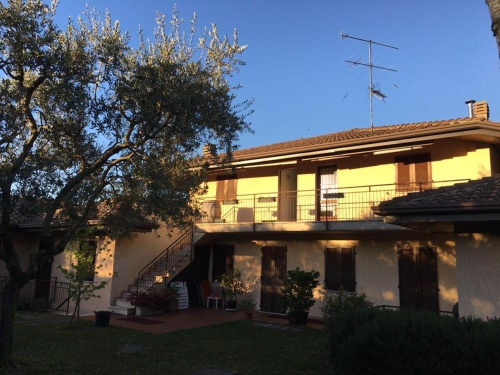 duży biały dom ze schodami przed nim w obiekcie Un nido sul Lago di Garda w mieście Padenghe sul Garda
