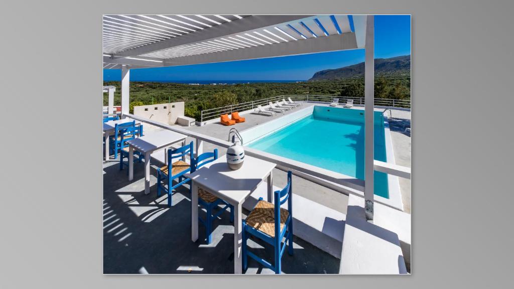 米拉托斯的住宿－Milatos Village Cretan Agrotourism Hotel，从别墅的甲板上可欣赏到游泳池的景色