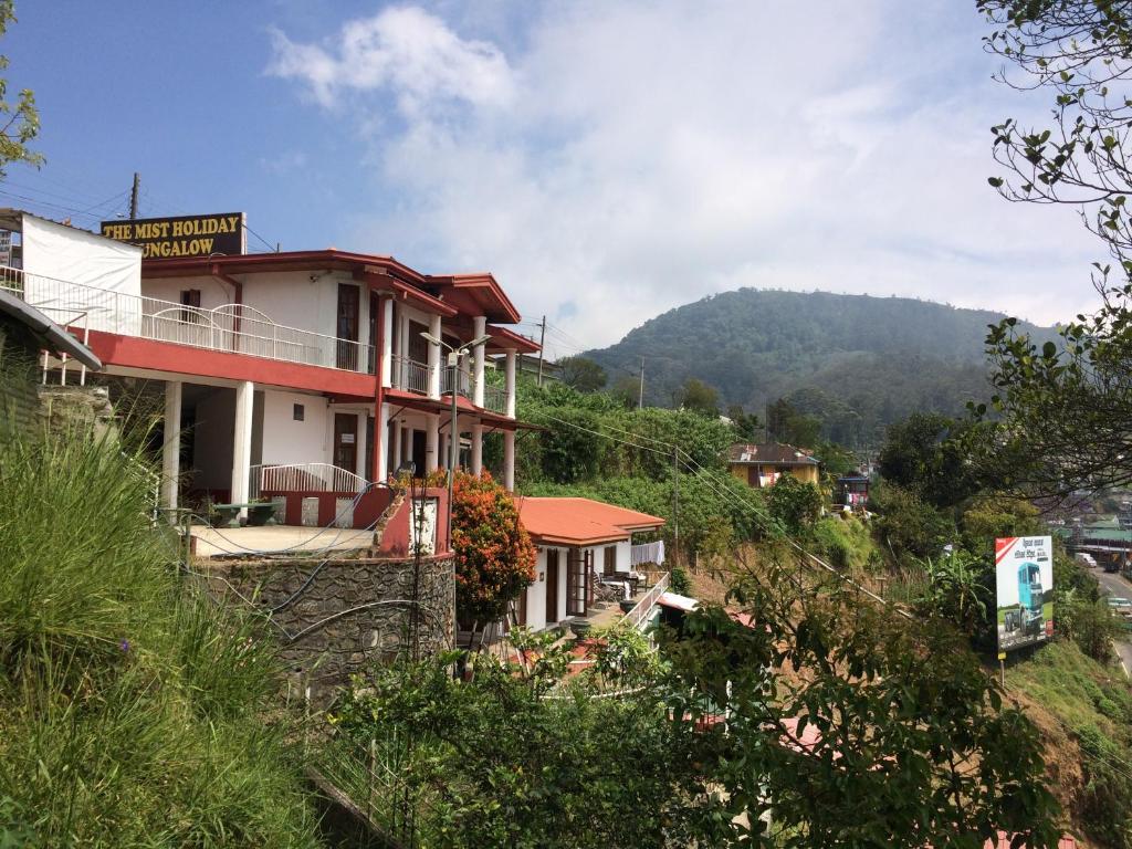 un edificio al lado de una colina en The Mist Holiday Bungalow, en Haputale